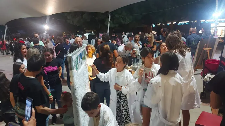 Las carpas de la Avenida de Andaluc&iacute;a, abarrotadas del p&uacute;blico m&aacute;s curioso.