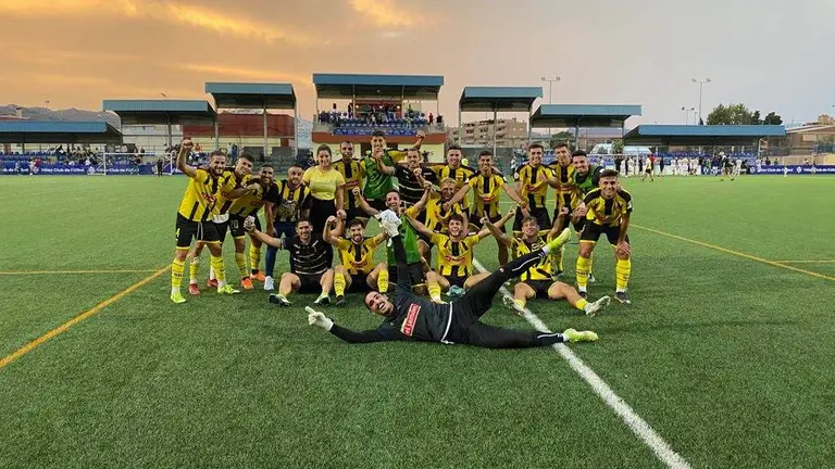 El San Roque celebra su triunfo en Vélez.