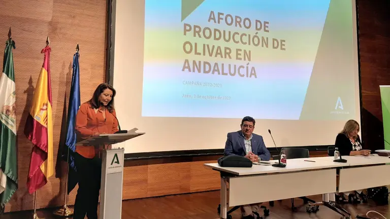 Crespo presenta las previsiones de la campa&ntilde;a de aceite 2022-23.