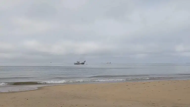 Los barcos de arrastre incumplen la normativa y se adentran a menos de 25 metros de la baja mar