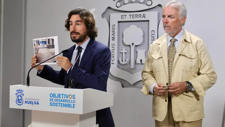 Los representantes del PP escenifican las criticas de los vecinos y comerciantes por las obras