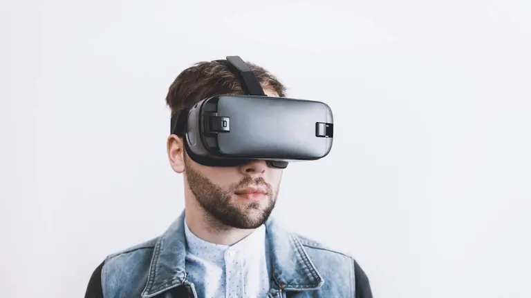 Un joven juega con unas gafas de realidad virtual