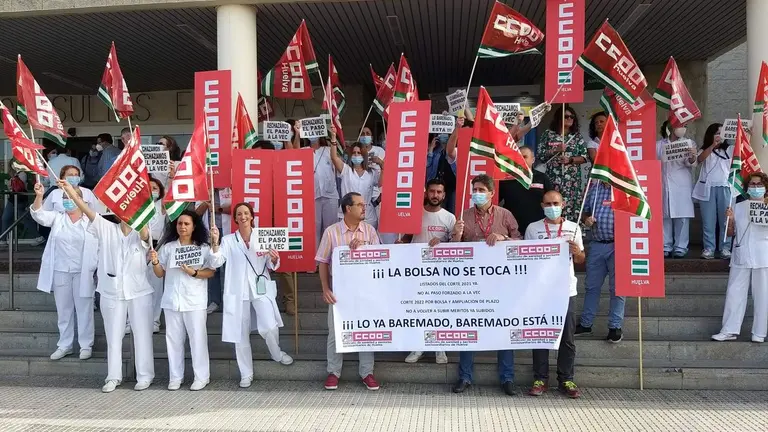 Concentraci&oacute;n de CCOO en el Hospital Juan Ram&oacute;n Jim&eacute;nez