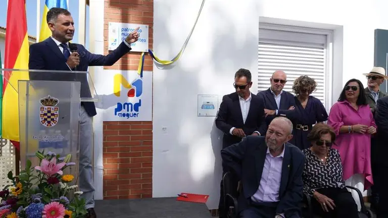 Paco D&iacute;az escucha la intervenci&oacute;n del Alcalde