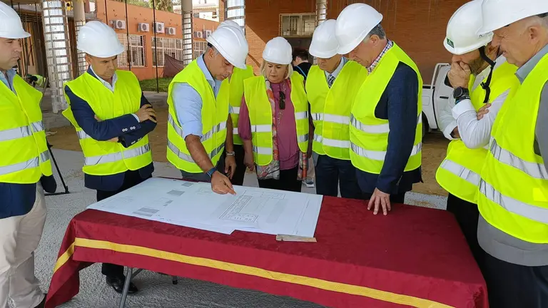 El alcalde palermo muestra el proyecto a la delegada de Salud.