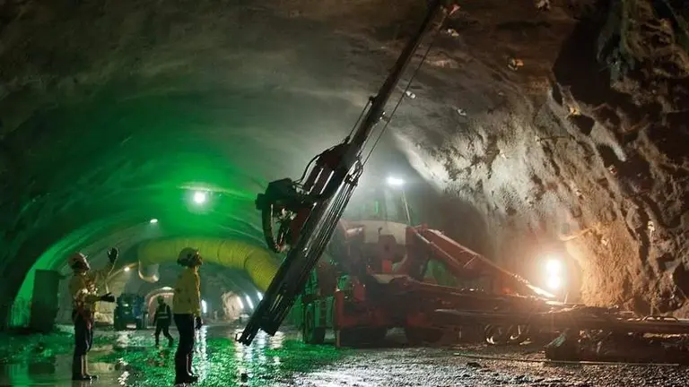 Operarios de Lurpelan trabajando en el interior de una mina