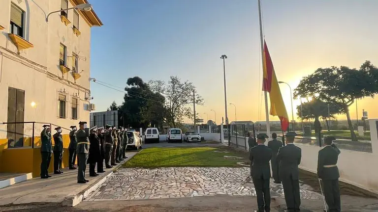 Izada de la bandera en el cuartel de la Guardia Civil de Ayamonte