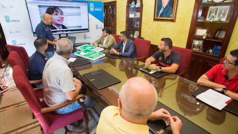Reuni&oacute;n para ultimar el plan informativo a la poblaci&oacute;n onubense ante los tsunamis.