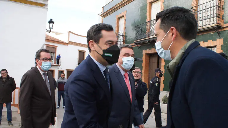 Juanma Moreno en su visita a Lucena del Puerto