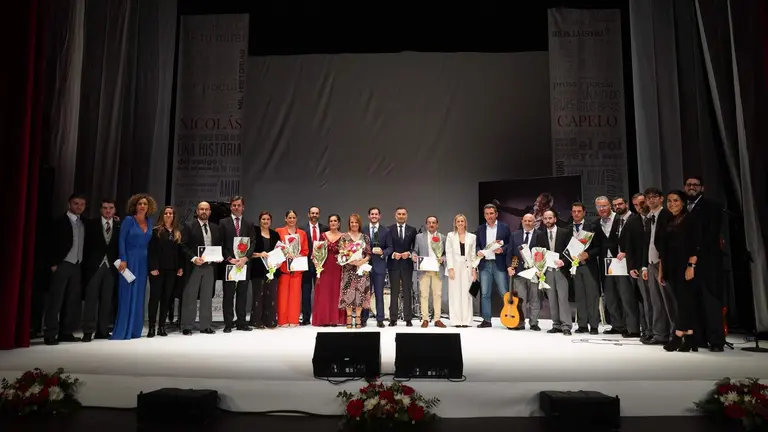 Foto de familia del acto homenaje