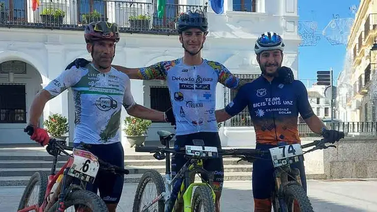 Los tres mejores en la clasificación masculina.