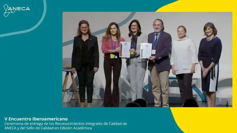 Representantes de la Universidad recogen los nuevos sellos de calidad