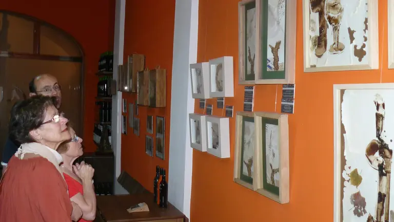 Exposición de Enopintura desarrollada en Bodegas Sauci