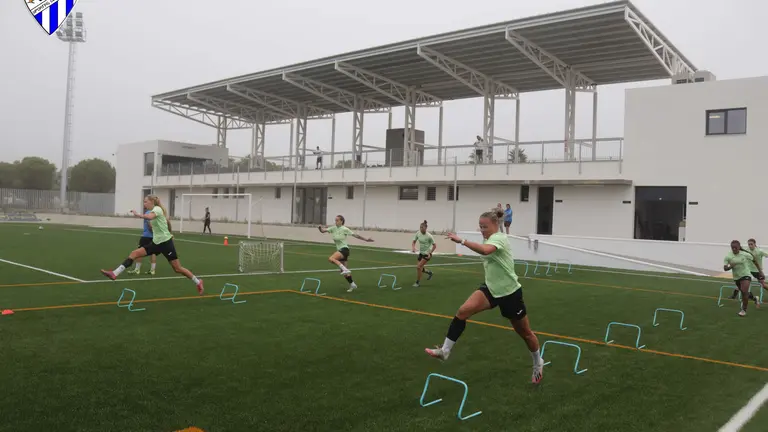 El Sporting de Huelva entrena duro.
