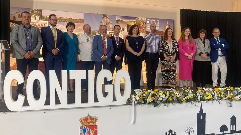Representantes del Ayuntamiento y las personalidades condecoradas
