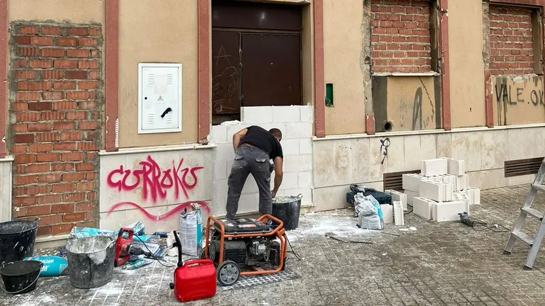 Cerramiento del edificio en la calle El Almendro.