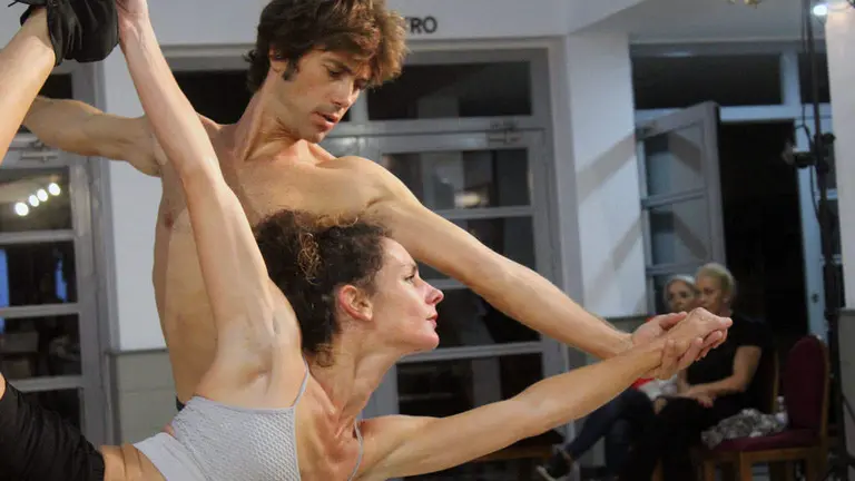Una pareja muestra la belleza de la danza