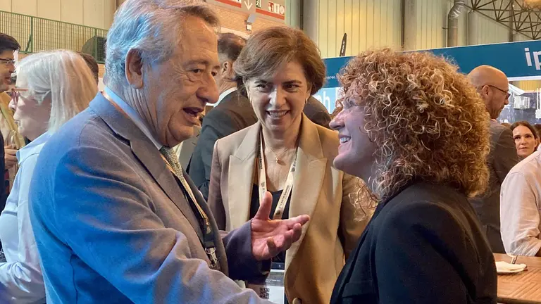 La presidenta, junto al máximo responsable del MMH, Javier Targhetta