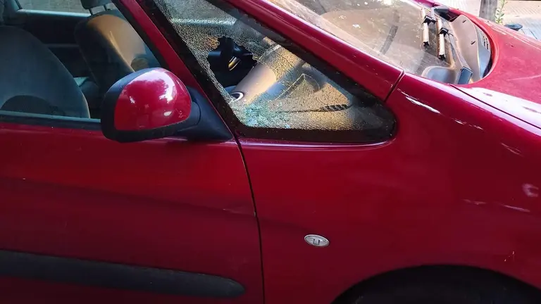 Coche con los cristales rotos.