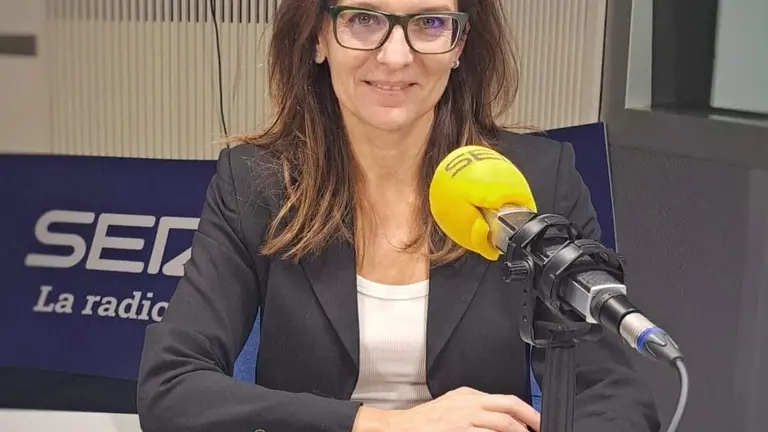 Esther Bazán, en los estudios de la SER.