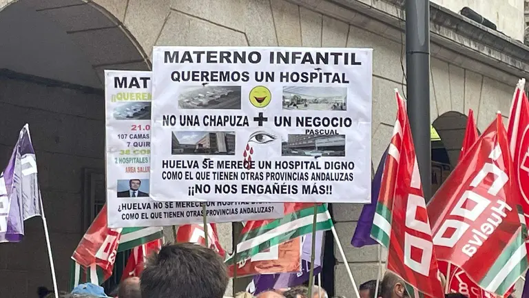 Protesta por el Materno-Infantil de Huelva.