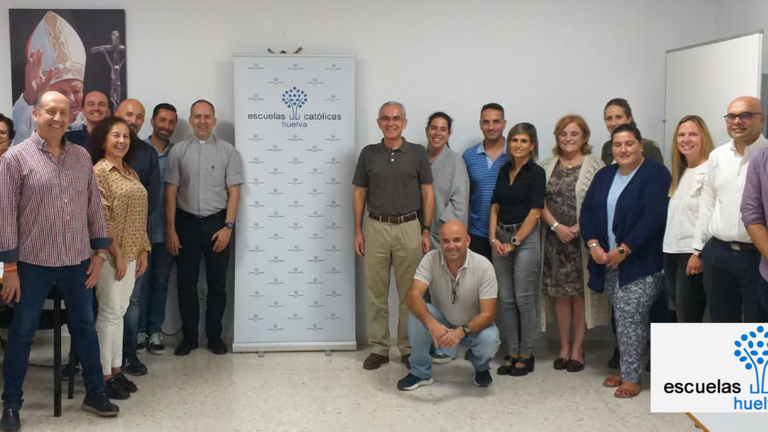 Foto de familia de la Asamblea de Escuelas Cat&oacute;licas