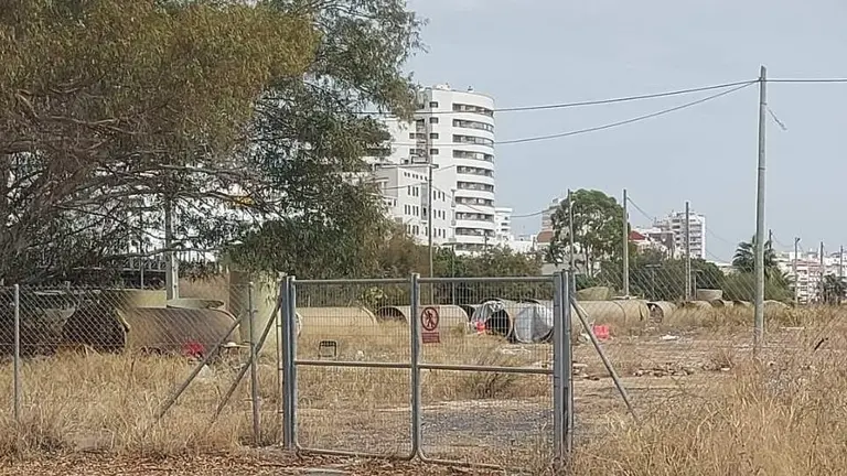 Infraviviendas en el interior de los tubos de lo que iba a ser el colector del Ensanche Sur.