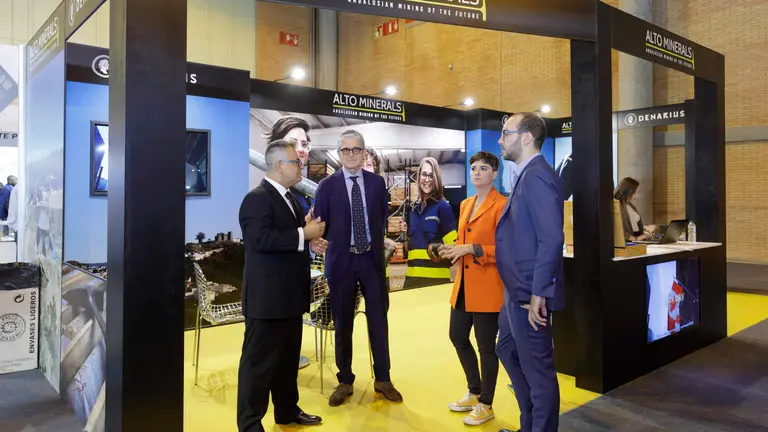 Responsables de Alto Minerals en el MMH de Sevilla.