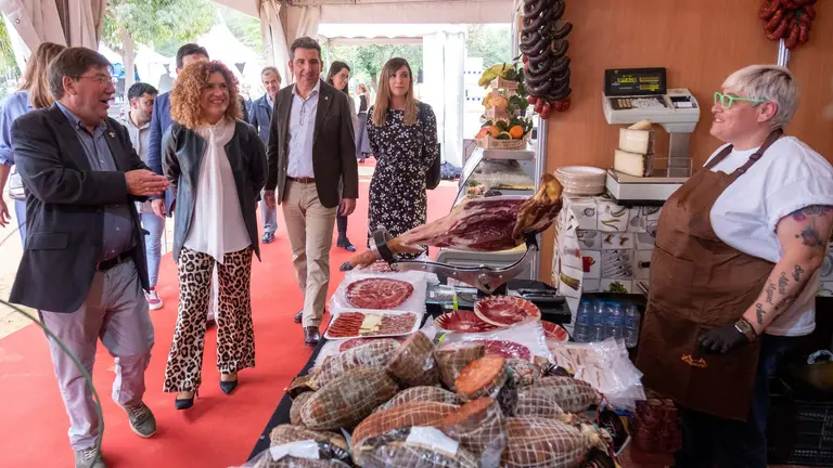 La presidenta visita uno de los stand de Trigueros