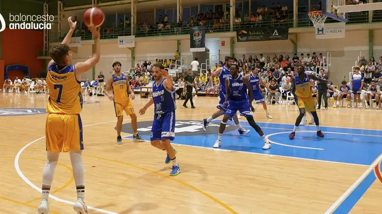 Pablo Recio anota un triple para Aljaraque.