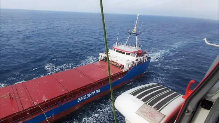 Helic&oacute;ptero de Salvamento Mar&iacute;timo sobre el barco.