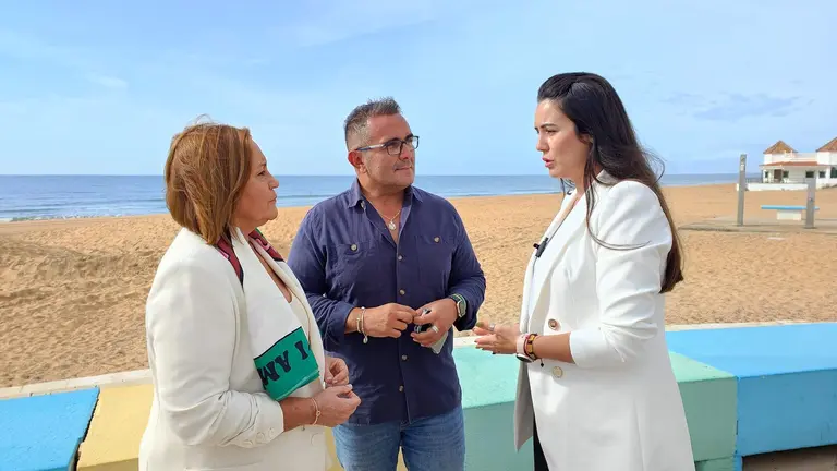 María Luisa Faneca frente a la costa