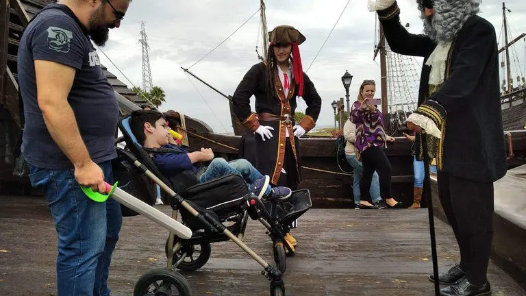 El pequeño Juanfran disfruto del teatro en el Muelle de las Caravelas