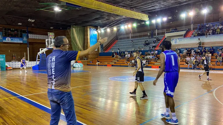 Gabriel Carrasco imparte instrucciones.