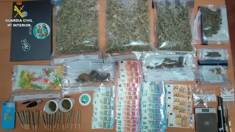 CBDD3305-FCB5-438D-8786-CCF1F8FBA027