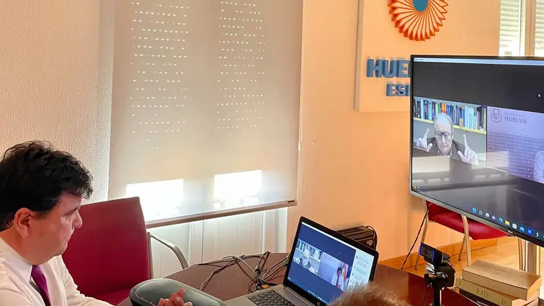 Reuni&oacute;n telem&aacute;tica del alcalde con el astrof&iacute;sico Juan P&eacute;rez Mercader