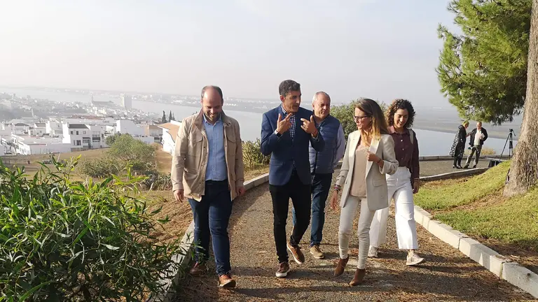 Jesús González, junto a la alcaldesa de Ayamonte, visitan el parador de la localidad