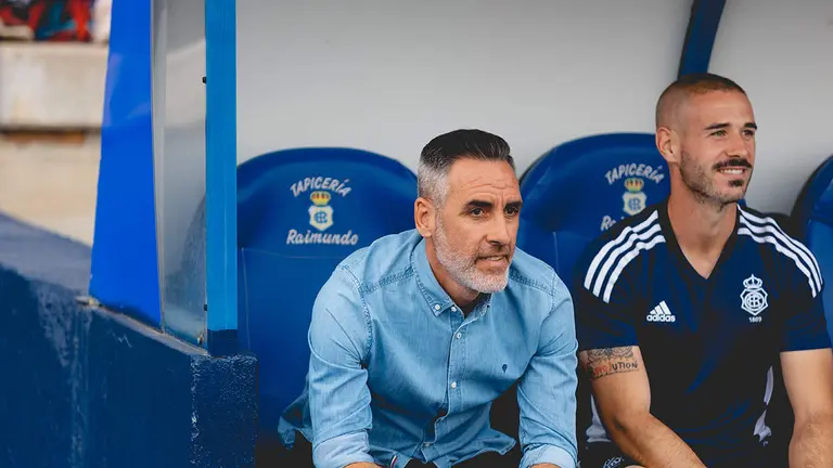 Abel Gómez en el banquillo del Nuevo Colombino.