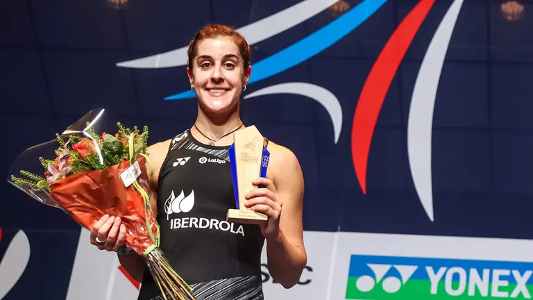 Carolina Marín con el trofeo de subcampeona.