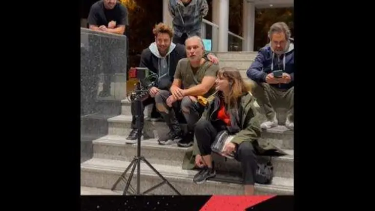 Manuel Carrasco a punto de comenzar el vídeo.