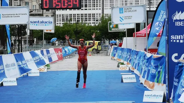 Carmen González poco antes de cruzar la meta en La Coruña.