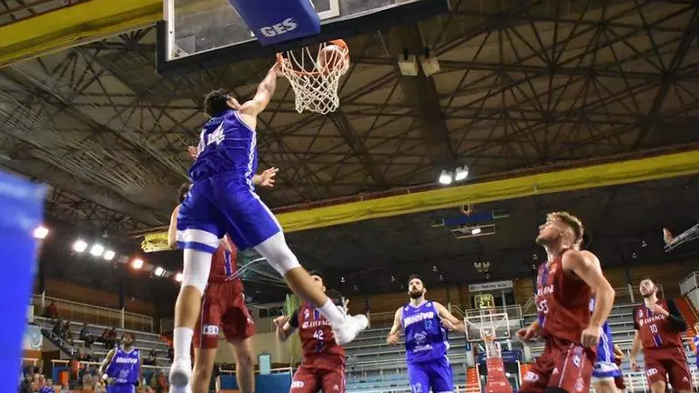 Ristori machaca el aro del Dos Hermanas.