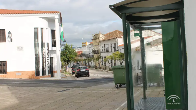 Parada de autob&uacute;s en Cumbres de Enmedio, sin conexi&oacute;n con el hospital.