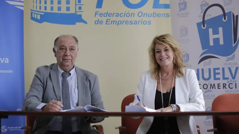 Antonio Gemio y Pilar Miranda, en la firma del acuerdo.