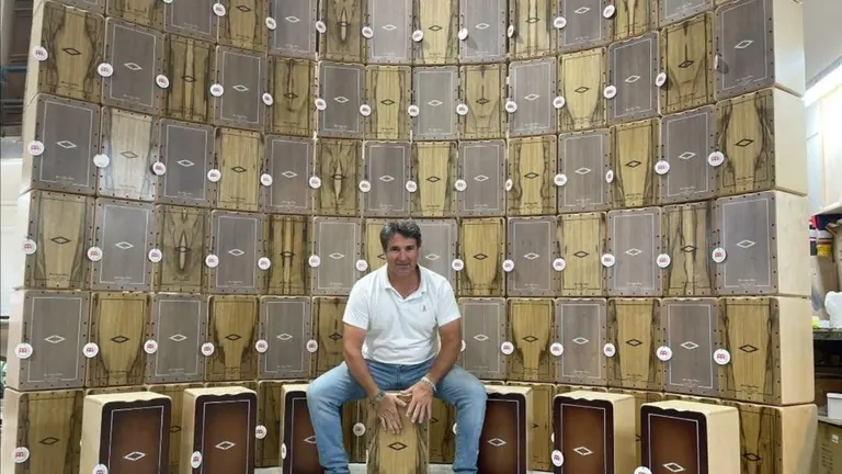 Pepote, con su obra de arte