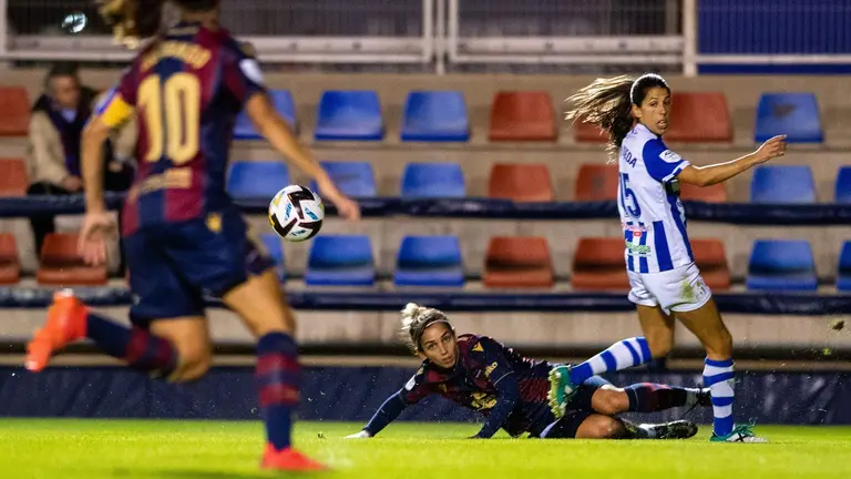 Una acción del encuentro entre el Levante y el Sporting.