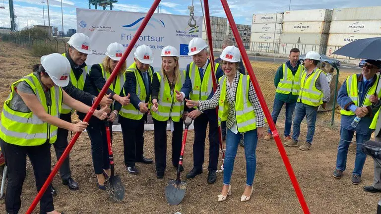 Primera piedra de las instalaciones.