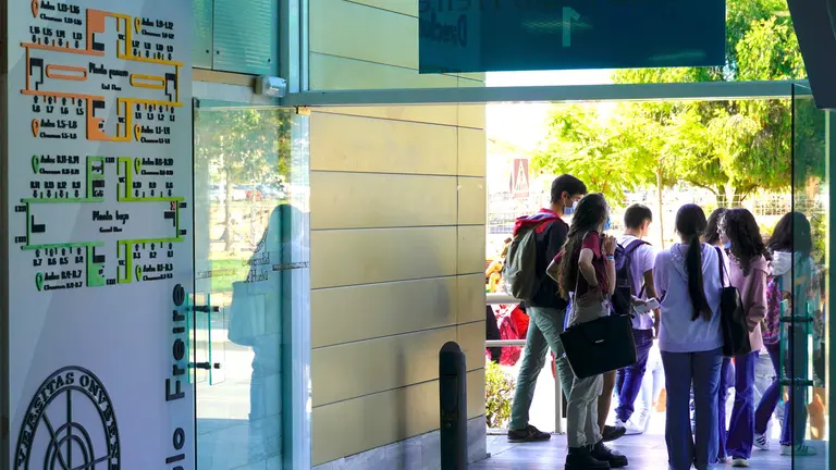 Puerta de acceso a la Universidad en la UHU