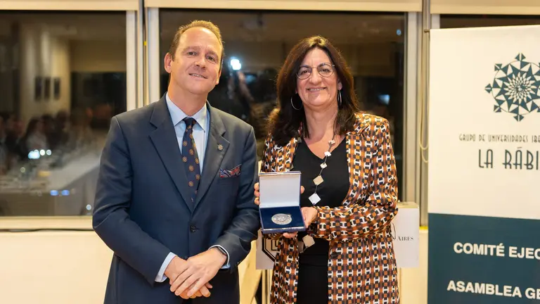 Entrega del reconocimiento a la Rectora de la UHU