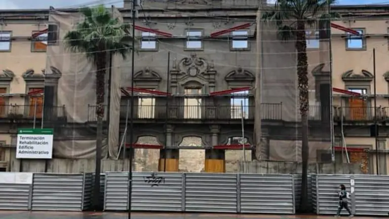 Fachada del edificio de Hacienda frente al Ayuntamiento